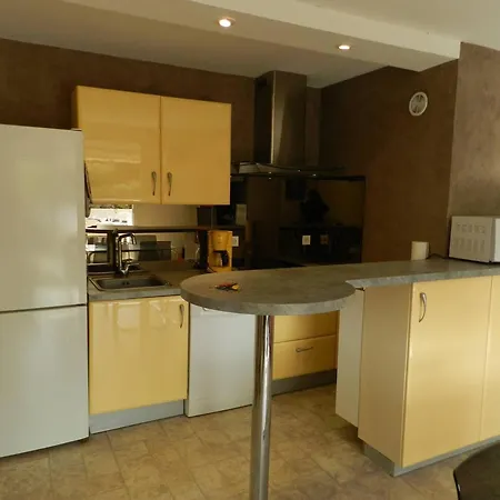 Apartment T2 Avec Piscine, Terrasse 17m² Et Parking - Proche Plage Et Commerces - Fr-1-251-769 Le Lavandou